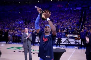 🏆奖杯全新造型如何？亚历山大捧起本赛季常规赛MVP奖杯！！