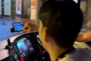 还很激动！热刺回去的大巴上，孙兴慜按喇叭回应球迷😂