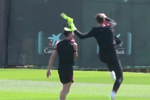 格斗训练场？什琴斯尼又给莱万一脚凌空踢🤣