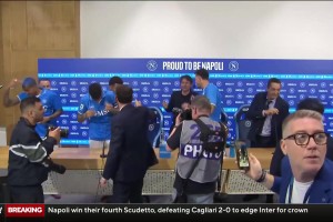 唱跳高歌庆祝！那不勒斯球员大闹孔蒂发布会！
