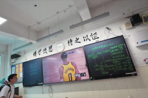 瞬间沸腾疯狂蹦跳！当学校学生一帮人偷偷看球赛见证哈利伯顿绝平