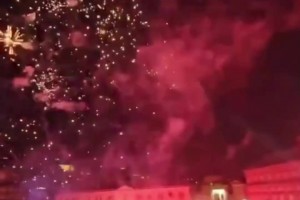放烟花庆祝！麦克托米奈进球，那不勒斯球迷疯狂庆祝！