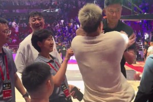 耐高决赛现场 杜锋指导直接“锁喉”郭艾伦~
