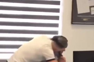 因左脚先进门被辞退🤣！热刺球迷穿球衣上班给曼联老板惊喜