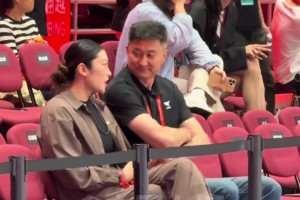 场边全是大佬啊！杜锋李梦郭艾伦现身耐高总决赛现场😍😍😍