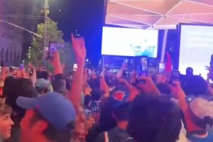不知道的以为夺冠了😂尼克斯赢东决首胜 满街纽约球迷疯狂庆祝