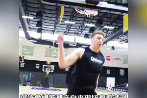 这该死的松弛感！周琦脚踩拖鞋带娃练习篮球 准头还不错哦