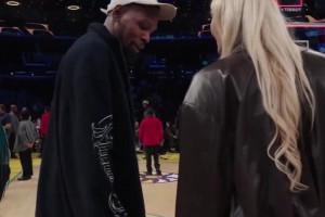 心系篮球！杜兰特现场观战WNBA，与库里教妹布林克拥抱交谈~