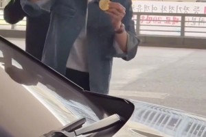 衣锦还乡！孙兴慜返回韩国，众多女球迷让其把欧联奖牌戴上😂