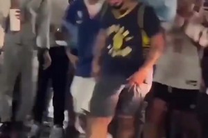 太有活了🤣美媒P视频恶搞：被尼克斯球迷群攻的哈利伯顿……