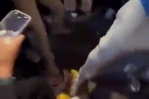 太残暴了！赛后尼克斯球迷狂踩“哈利伯顿娃娃”庆祝