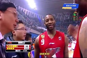 麦迪摇头拒绝！剩4秒青岛领先5分有球权 暂停教练让麦迪投3分