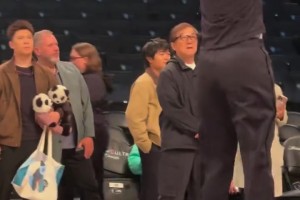 71岁成龙现身巴克莱中心看女篮比赛：她们投篮怎么那么准！！！