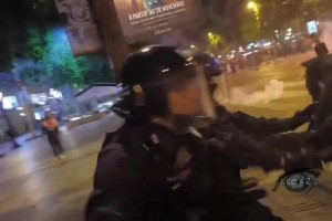 香榭丽舍大街持续骚乱！巴黎夺冠后，警方遭到烟花和铺路石的袭击