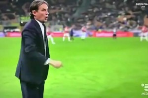 外网调侃欧冠很懂小因扎吉😂此前意杯0-3米兰，小因怒吼四官“别给补时”