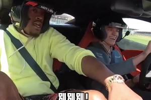 巴特勒F1赛道体验 没想到硬汉也有害怕的东西😂