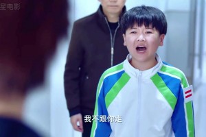 小孩被母亲逼到精神分裂，竟分裂出一个穿C罗尤文球衣的男孩😅