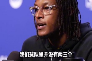 罗三岁上线😂！C罗在球员通道与小球童互动击掌