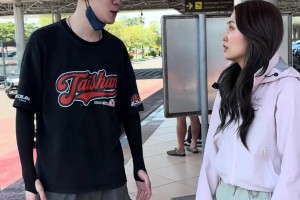 美女博主整活：当国安球迷和泰山球迷都来印尼看国足比赛😂