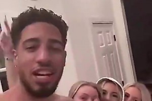 你小子艳福不浅！哈利伯顿此前光着膀子与三位金发美女同框😍