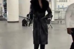 皮衣下面穿的啥？安杰-里斯赛前朝着镜头搔首弄姿