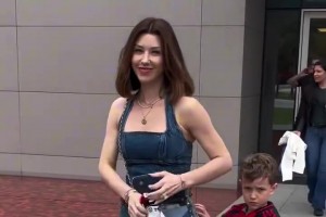 我全都要！托蒂俩女儿带着老父亲蹦恰恰，这舞蹈是真敷衍啊~🤣