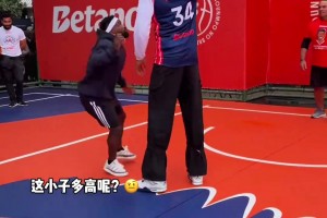 这就是NBA超巨吗！字母哥和普通人打球扣篮就完事了😱😱