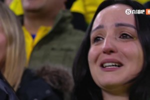 你怎么了妹妹😭！巴西队奏国歌，女球迷泪流满面