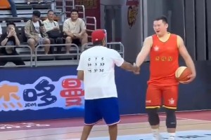 嚯！这么久没见到艾弗森，怎么胖成这样了😳