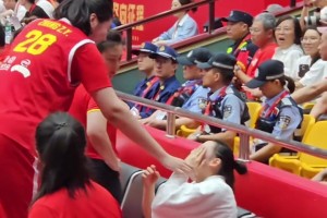 长得太高也是错！2米26张子宇一不小心把队友王馨雨肘倒了🤣
