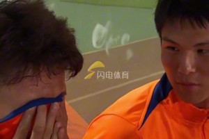 山东泰山B队主场2-2兰州，赛后于远伟与泰山队弟子握手问候