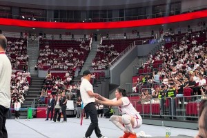 搜了下，张子宇爸爸2.13，妈妈1.98米🫡