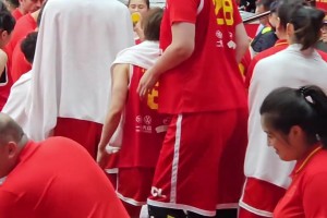 😅张子宇一不小心就是一个“肘击”！是谁“中奖了”？