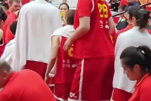 笑死！张子宇这身高，一不小心就是一记“肘击”🤣