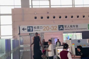 第一“高僧”名不虚传！文班亚马过安检，比安检门还高一个头🤣