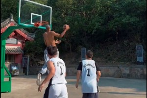 我师弟打NBA的！文班在少林寺时和师兄们打球 各种空接暴扣啊