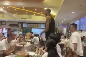 吃斋给孩子馋坏了？文班亚马下山破戒🤣🤣体验老北京涮肉🥘