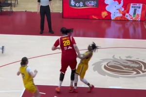 波黑归化球员一碰张子宇就摔倒 张子宇懵逼：我也没撞人啊🤣