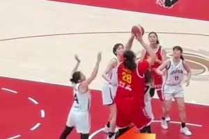 到底谁是大人谁是小孩？日本女篮防守张子宇真的是尽力了🤣🤣