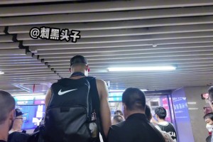 这高度！文班车站里走路差点撞到天花板的指示牌
