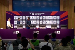 崔康熙再次缺席发布会😮！助教也是出席1分30秒后火速离场