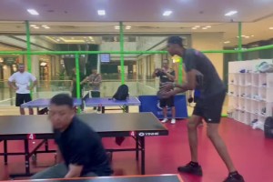 🏓第一高僧打乒乓！文班的膝盖和球桌一样高🤣太离谱了