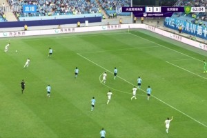 国安进球无效！VAR认定王刚手球在先，球迷：怎么不从开场算