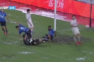 这进球有意思！中甲南通支云在泥坑场地中完成“浑水摸鱼”😄