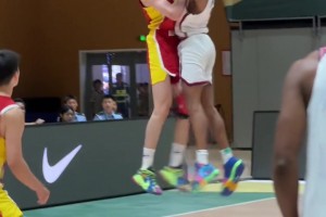 凯特琳·克拉克的眼睛被杰西·谢尔顿 戳伤后，险些发生冲突🏀
