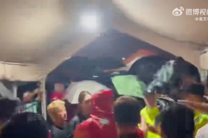 上海德比散场后落单的申花球迷遭到海港球迷围攻