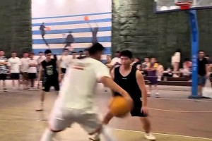 奈何手感不好 疯狂打铁！贺天举野球场和球迷切磋球技~