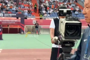 足协杯山东泰山VS成都蓉城，赛前两队主帅崔康熙与徐正源寒暄