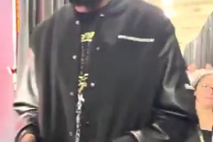 杜兰特抽球星卡，抽到科比立马露出纯真的笑容