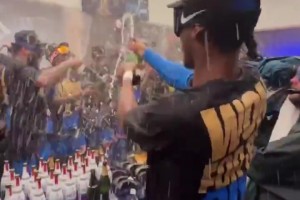 夺冠香槟准备好🍾！尽情享受专属于雷霆全体球员的香槟浴🍾